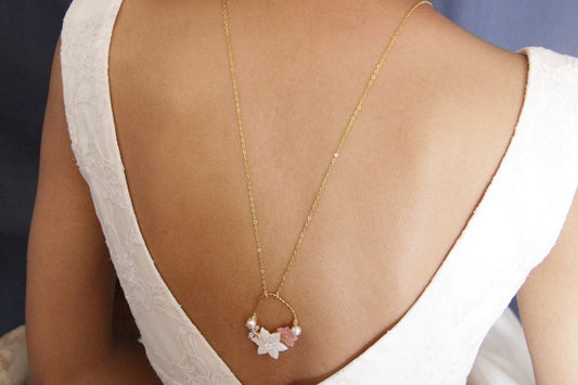 Collier de dos fleurs de nacre et perles d'eau roses