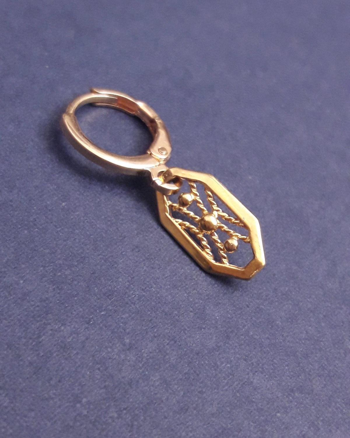 Mini-creole plaqué-or pendant filigrane Milésime style vintage mono boucle