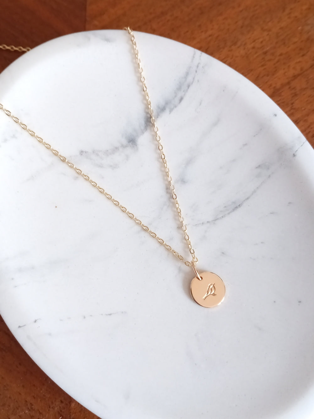 Collier pendentif médaille gravée moineau, sur chaîne gold filled