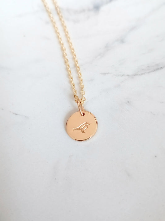 Collier pendentif médaille gravée moineau, sur chaîne gold filled