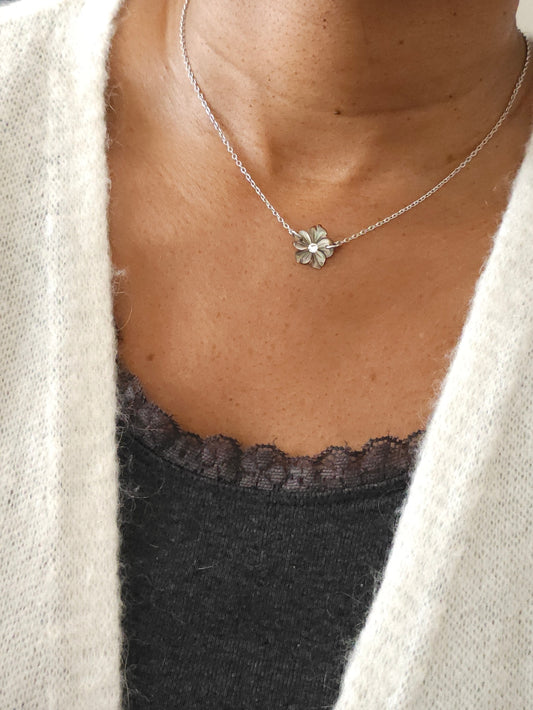 Commande personnalisée Fanny - Collier fleur de nacre grise sur acier inoxydable argenté