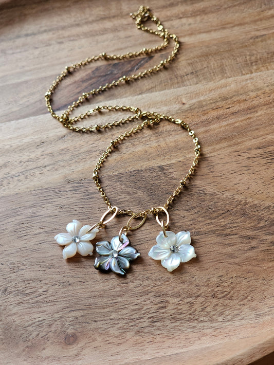 Collier fleur de nacre Naïma, fleur de nacre rose, blanche ou grise