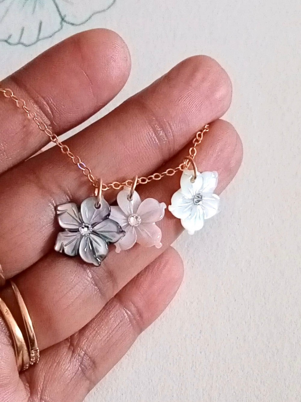 Collier fleur de nacre gold filled, 1 pétale percé