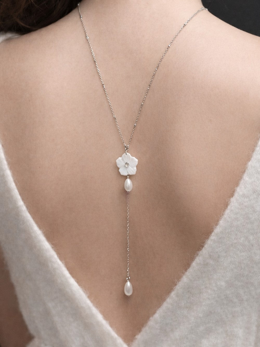 Bijou de mariage collier de dos fleur de nacre - Prêt à porter