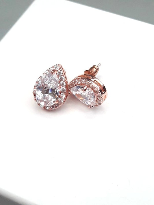 Boucles d'oreilles clous solitaire gouttes poires en zirconium Dorisse