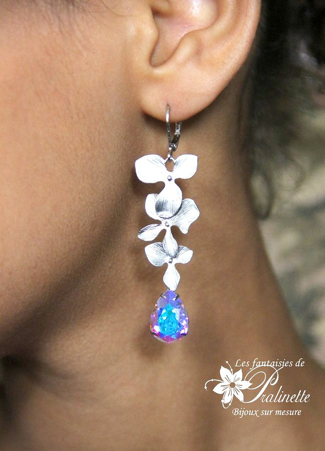 Boucles d'oreilles mariage dépareillées, cascade fleurs d'orchidée ciselée et poires en cristal