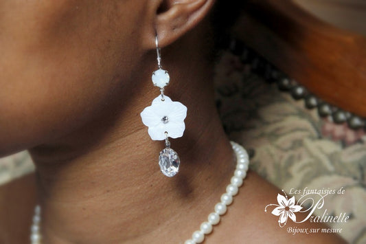 Boucles d'oreilles vintage Maria fleurs de nacre et cabochons