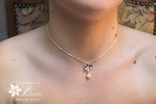 Collier pendentif mariage orchidée ciselée et perle sur fine chaine