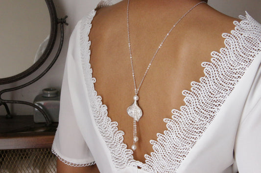 Collier bijou chute de dos arum et perles en nacre