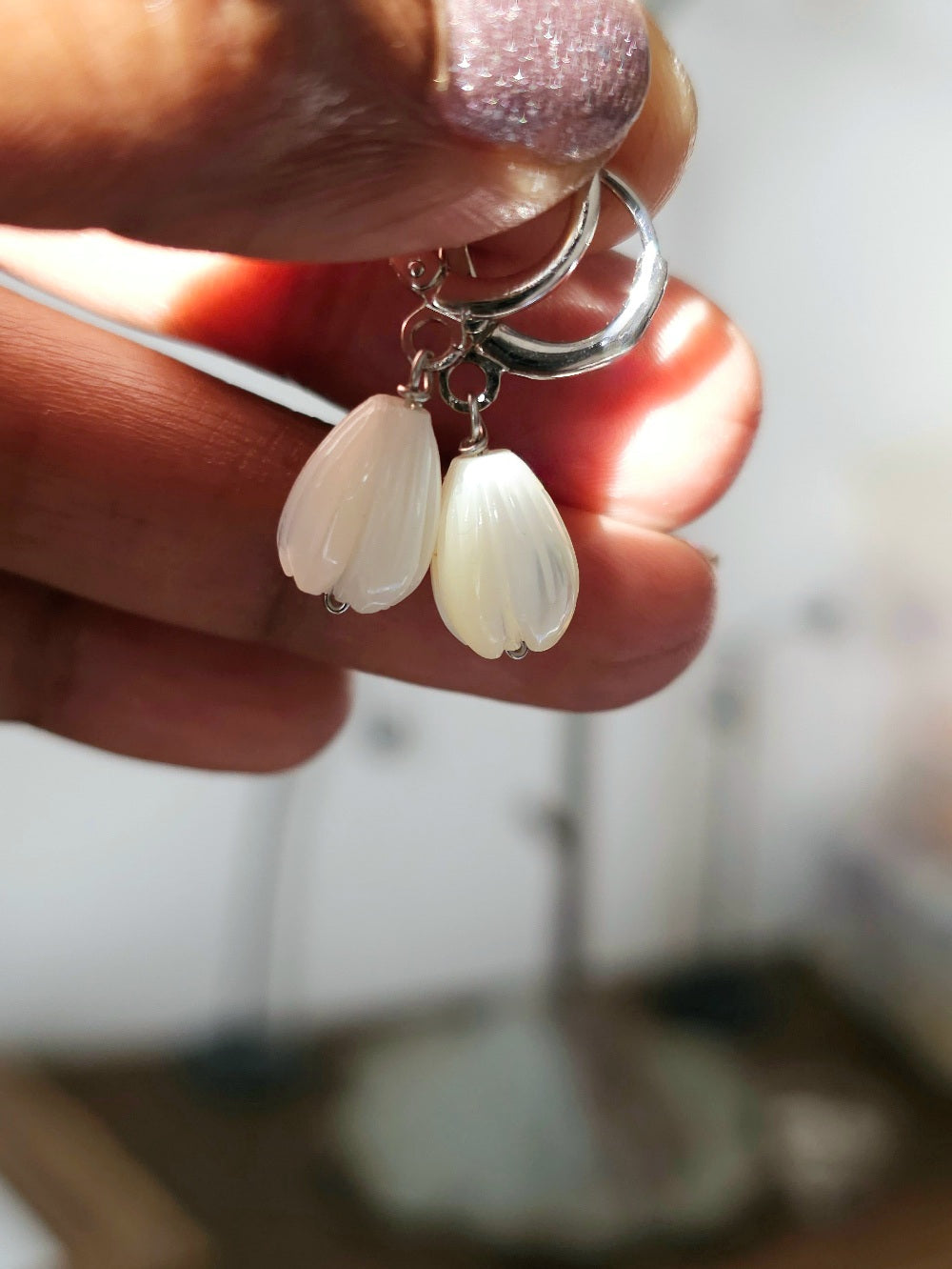Mini-creoles fleurs de nacre Jacinthe et acier argenté