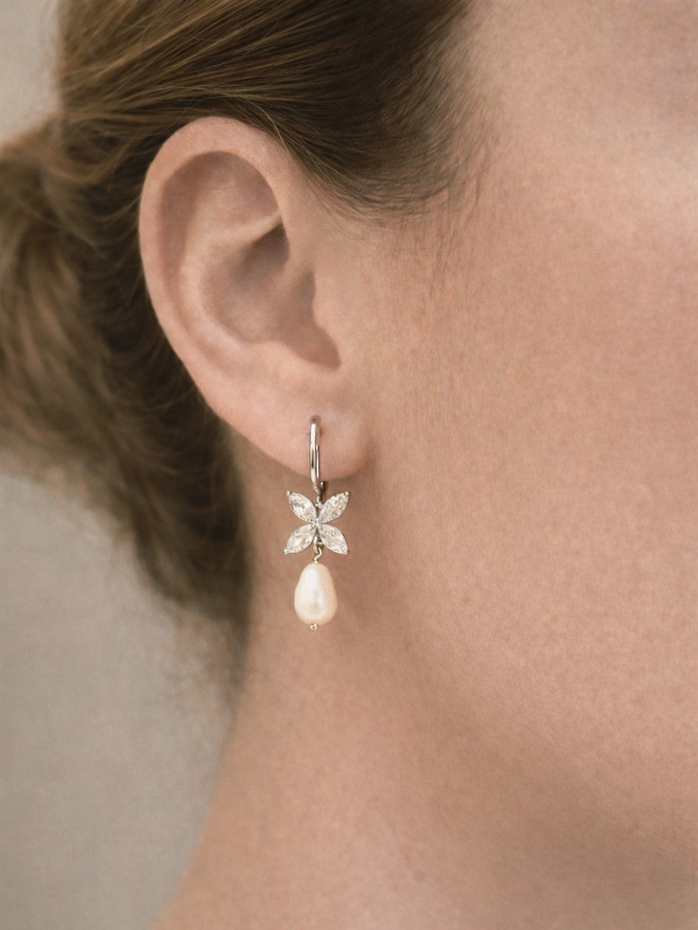 Boucles d'oreilles mariage gouttes en cristal nacré et fleurs en zirconium