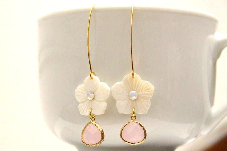 Boucles d'oreilles mariage fleurs en nacre et cristal