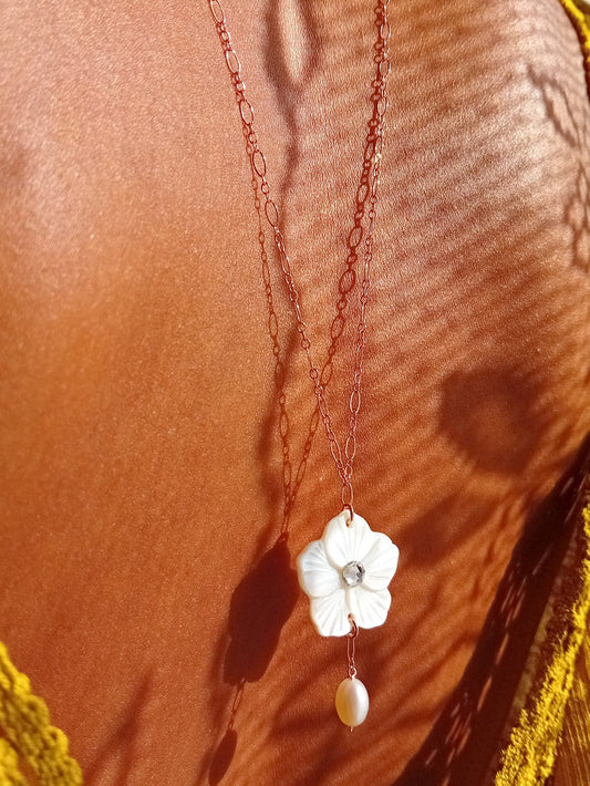 Collier bijou de dos rose gold filled fleur de nacre et perles de culture