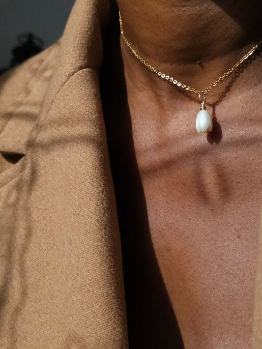 Collier Cyrine ras de cou pendentif fleur de nacre jacinthe