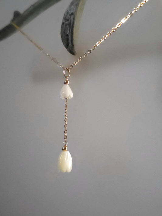 Collier en V Mila fleurs de nacre jacinthe