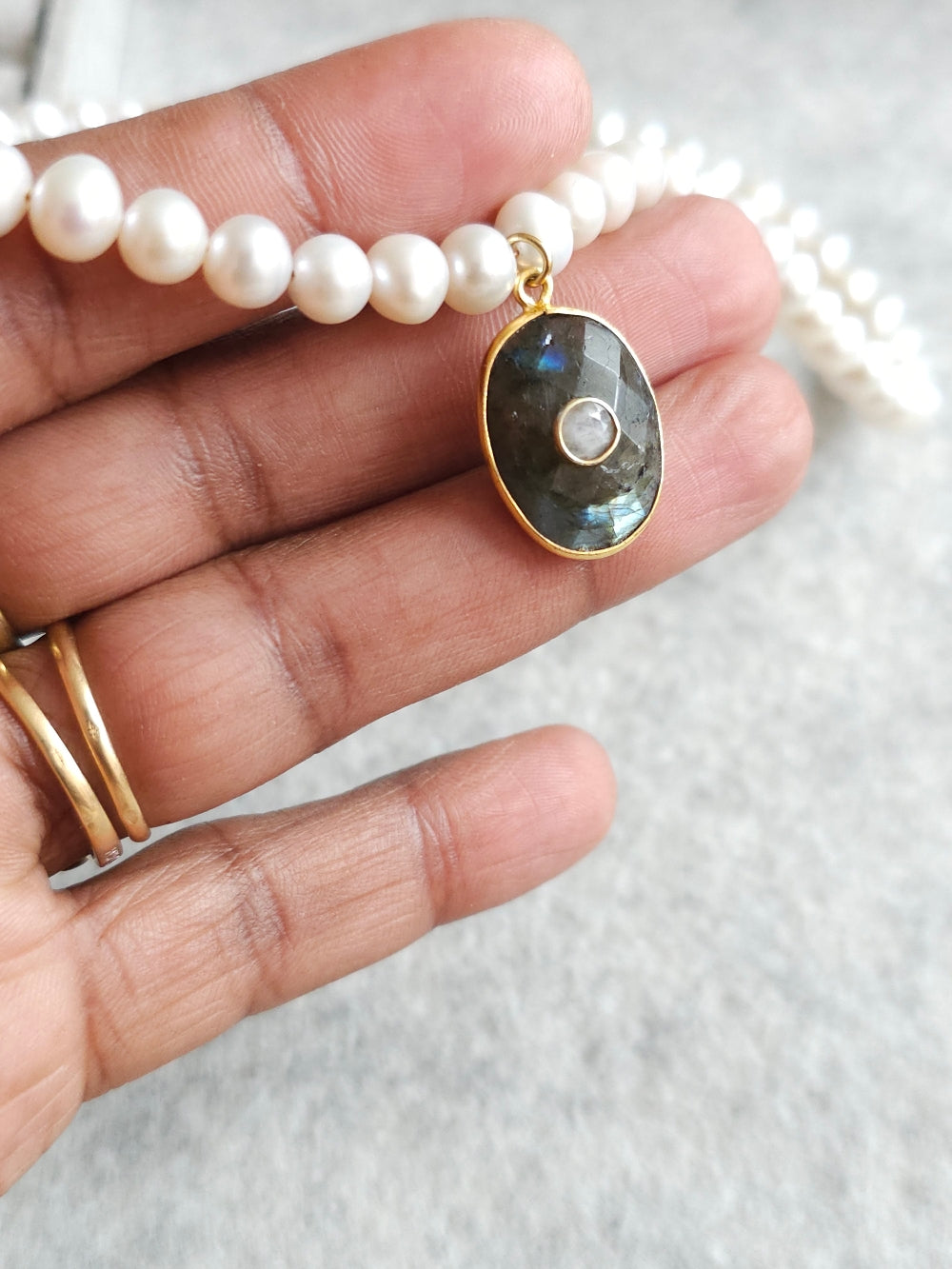 Collier perles de culture et pendentif gri-gri labradorite