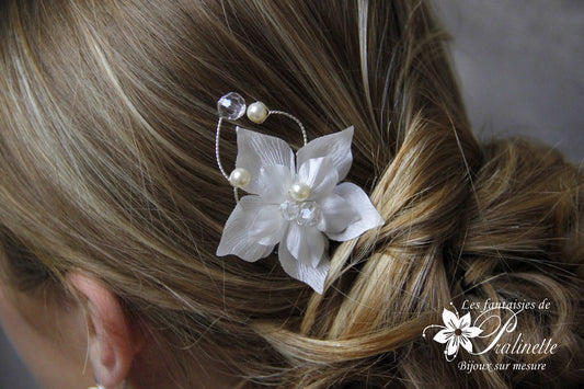 Douce, pic cheveux mariage fleurs en satin de soie