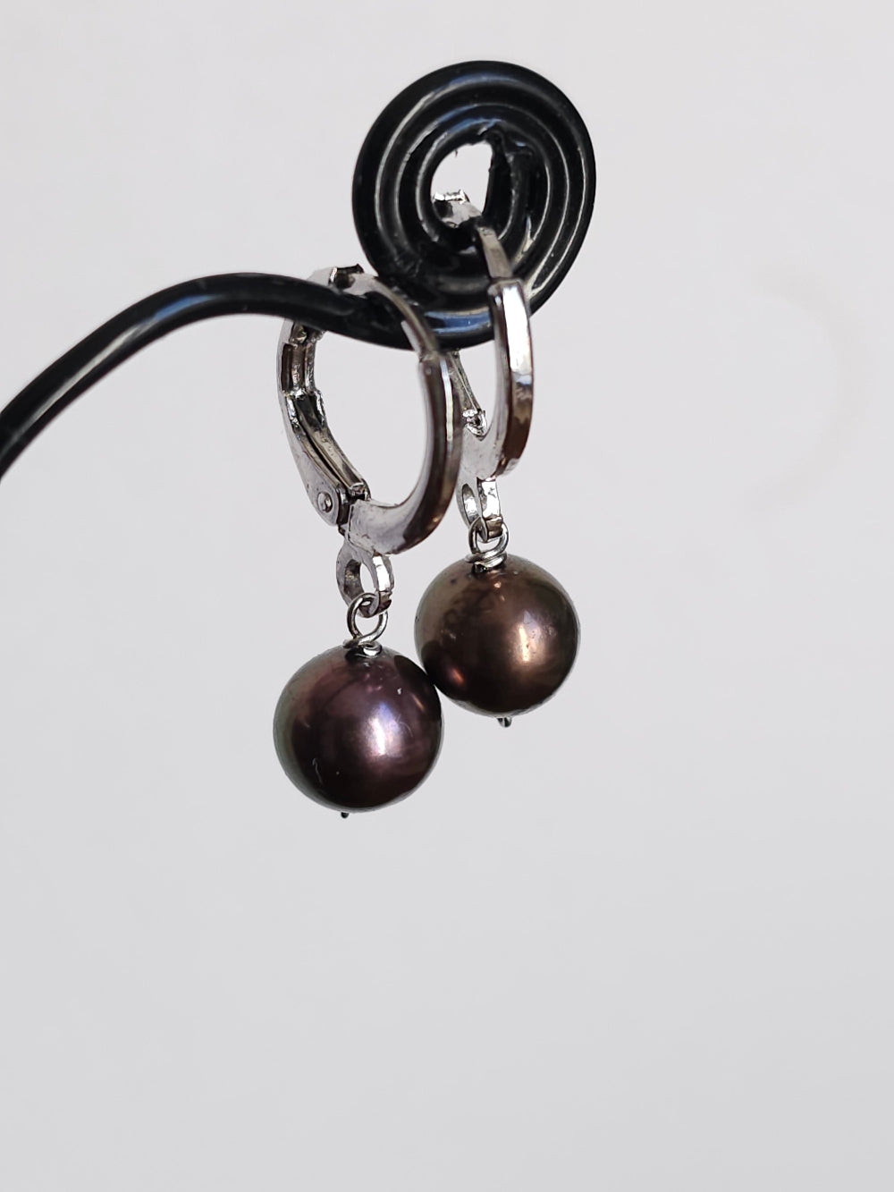 Mini-creoles acier argenté perle d'eau douce couleur aubergine Arya