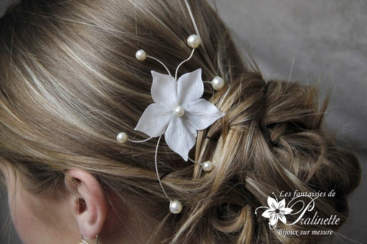 Pic à chignon mariée fleur en satin et perles nacrées Lys