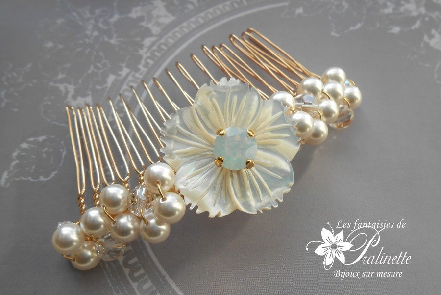Peigne mariée fleur de nacre ciselée et perles de cristal