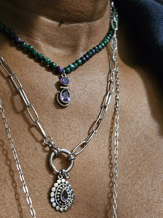 Bijoux argentés et pierres