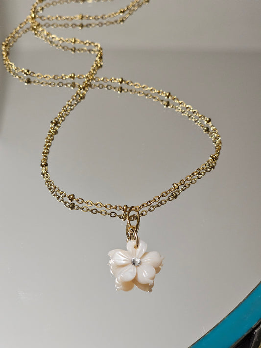Collier fleur de nacre Naïma, fleur de nacre rose, blanche ou grise
