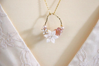 Collier de dos fleurs de nacre et perles d'eau roses