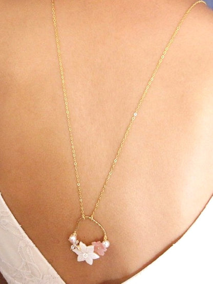 Collier de dos fleurs de nacre et perles d'eau roses