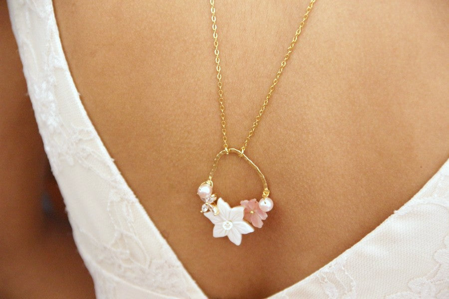 Collier de dos fleurs de nacre et perles d'eau roses
