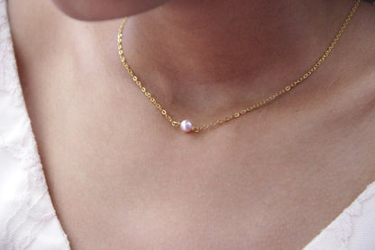 Collier de dos fleurs de nacre et perles d'eau roses