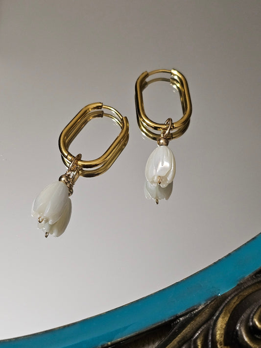 Commande personnalisée Johan D. - Créoles ovales fleurs de nacre et bracelet boules fleur de nacre