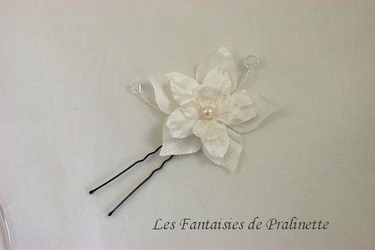 Pic chignon mariage Armeli fleurs en satin de soie
