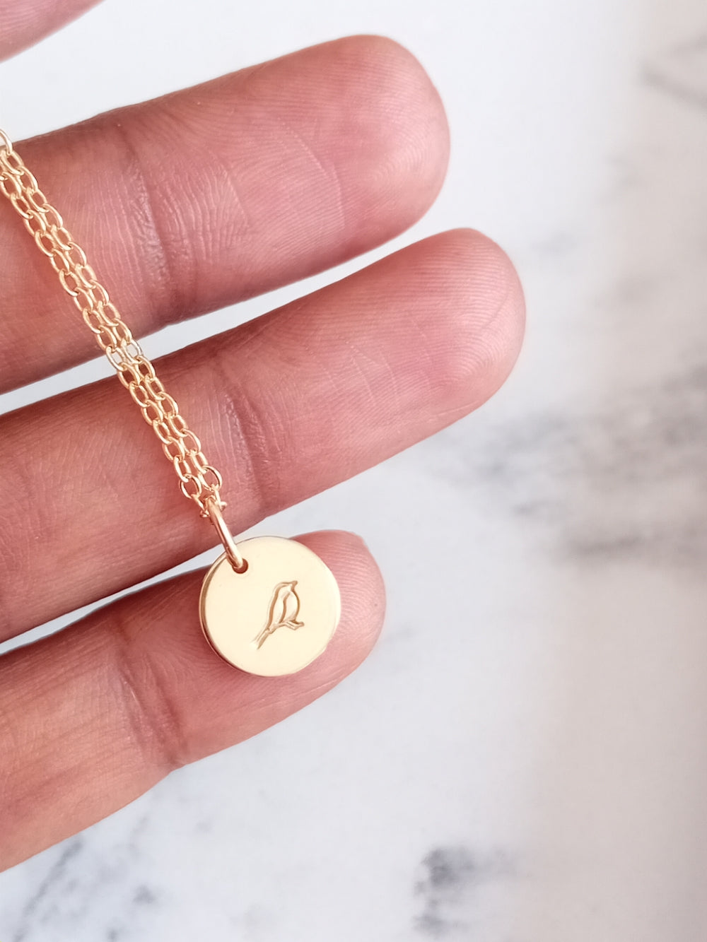 Collier pendentif médaille gravée moineau, sur chaîne gold filled