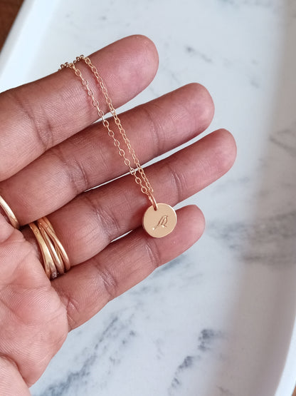 Collier pendentif médaille gravée moineau, sur chaîne gold filled