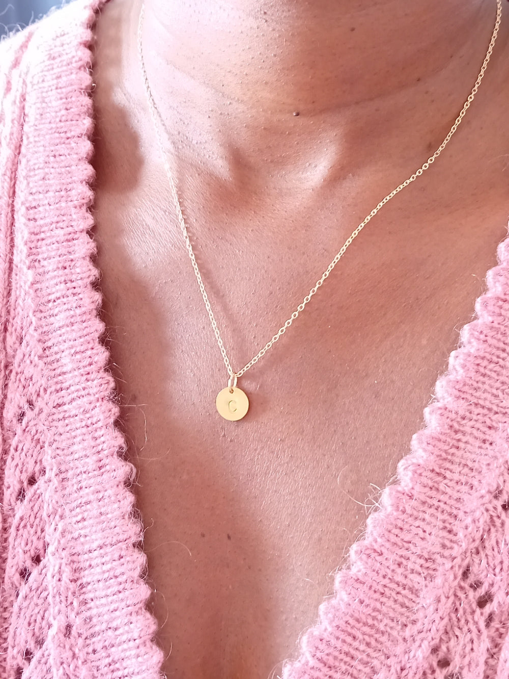 Collier pendentif médaille initiale sur chaîne gold filled
