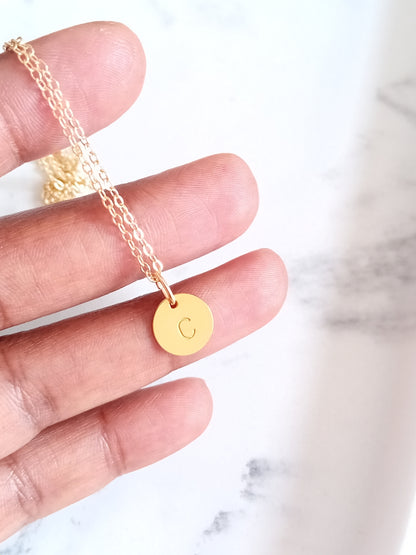 Collier pendentif médaille initiale sur chaîne gold filled