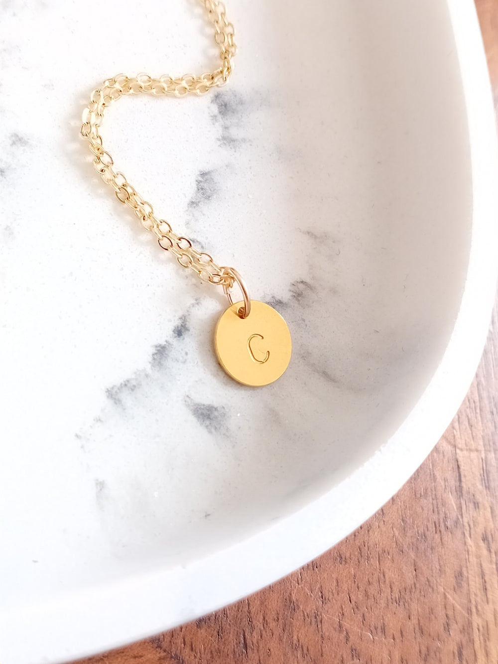 Collier pendentif médaille initiale sur chaîne gold filled