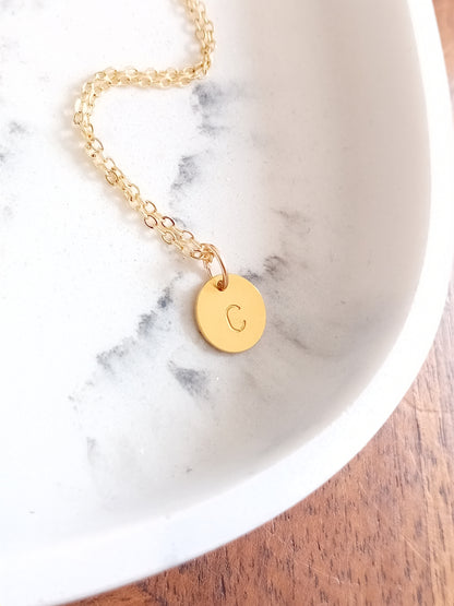 Collier pendentif médaille initiale sur chaîne gold filled