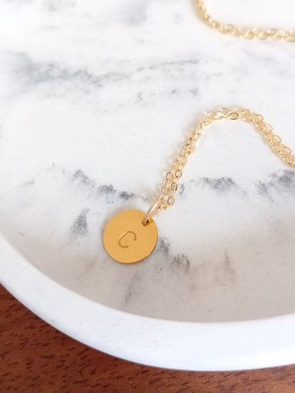 Collier pendentif médaille initiale sur chaîne gold filled