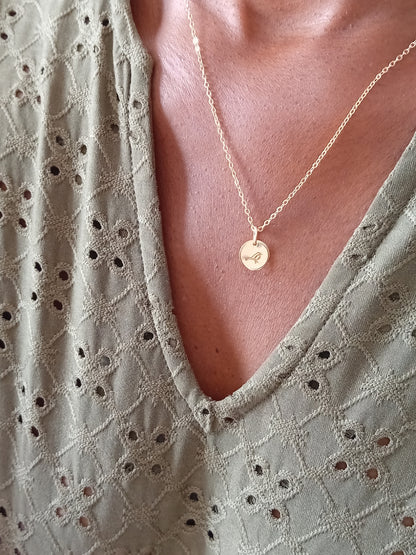 Collier pendentif médaille gravée moineau, sur chaîne gold filled