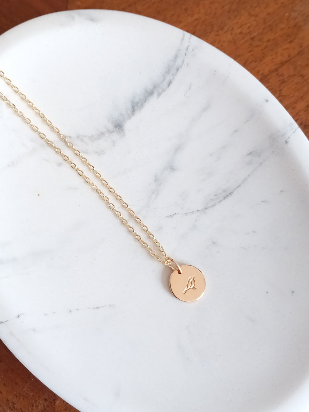 Collier pendentif médaille gravée moineau, sur chaîne gold filled