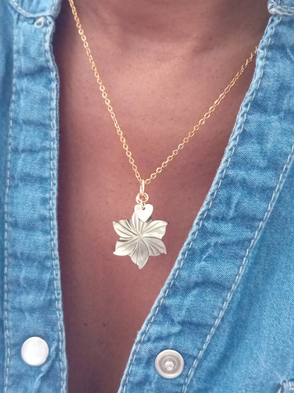 Collier Erca pendentif fleur de nacre grise acier et gold filled