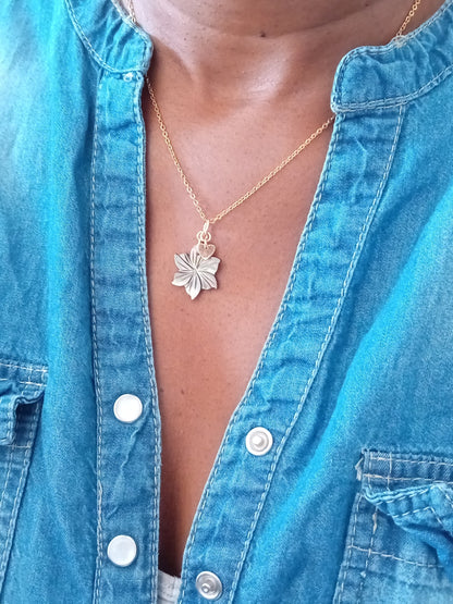 Collier Erca pendentif fleur de nacre grise acier et gold filled