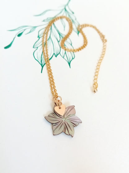 Collier Erca pendentif fleur de nacre grise acier et gold filled