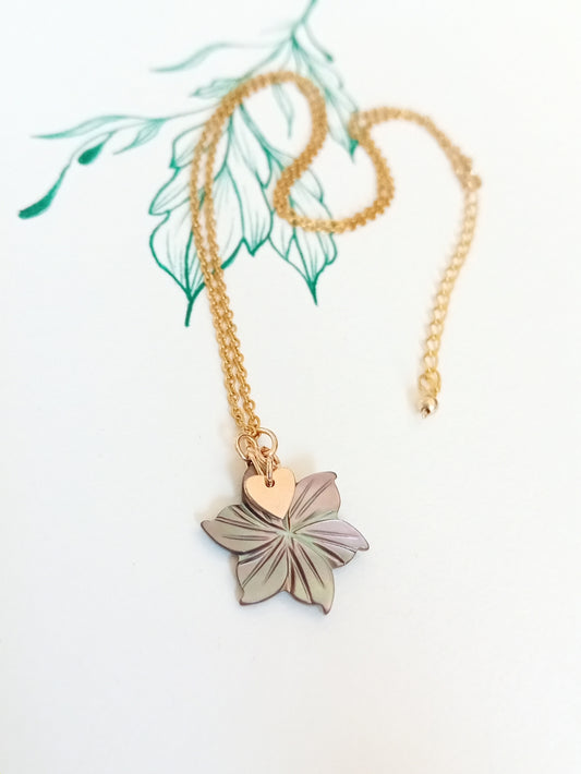Collier Erca pendentif fleur de nacre grise acier et gold filled