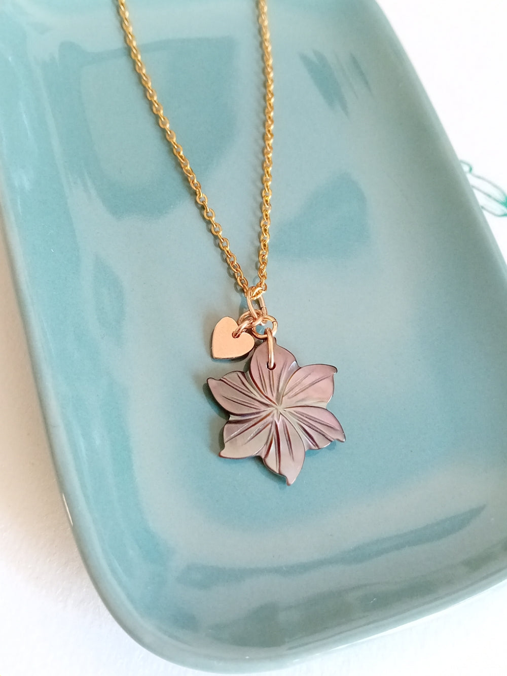Collier Erca pendentif fleur de nacre grise acier et gold filled