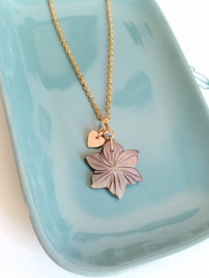 Collier Erca pendentif fleur de nacre grise acier et gold filled