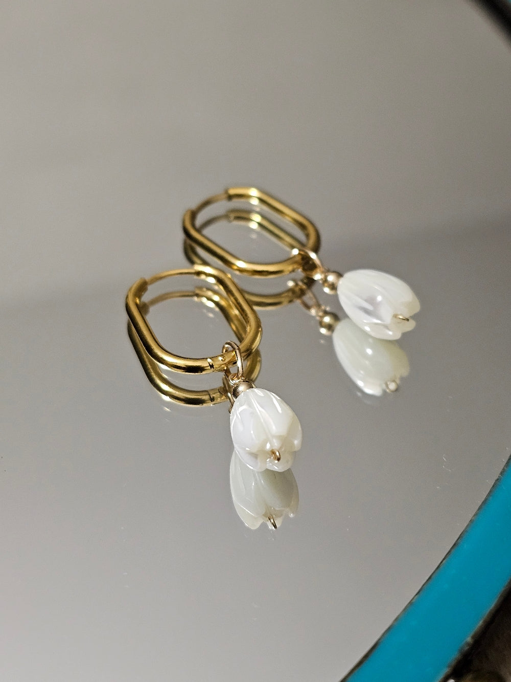 Commande personnalisée Johan D. - Créoles ovales fleurs de nacre et bracelet boules fleur de nacre