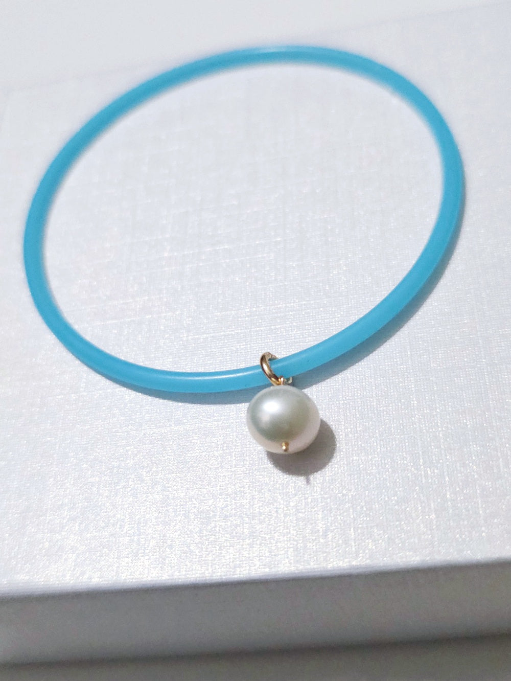 Bracelet jonc silicone et perle de culture d'eau douce