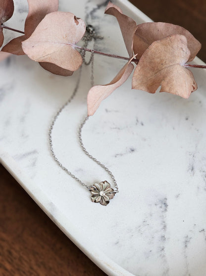 Commande personnalisée Fanny - Collier fleur de nacre grise sur acier inoxydable argenté